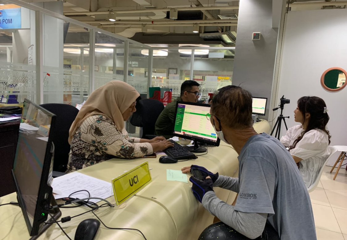 Petugas melayani warga di loket Dukcapil Kota Mataram di mall pelayanan publik.