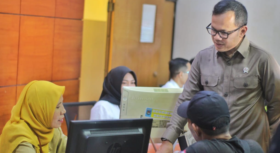 Pejabat memantau langsung pelayanan administrasi kependudukan di loket Dukcapil.