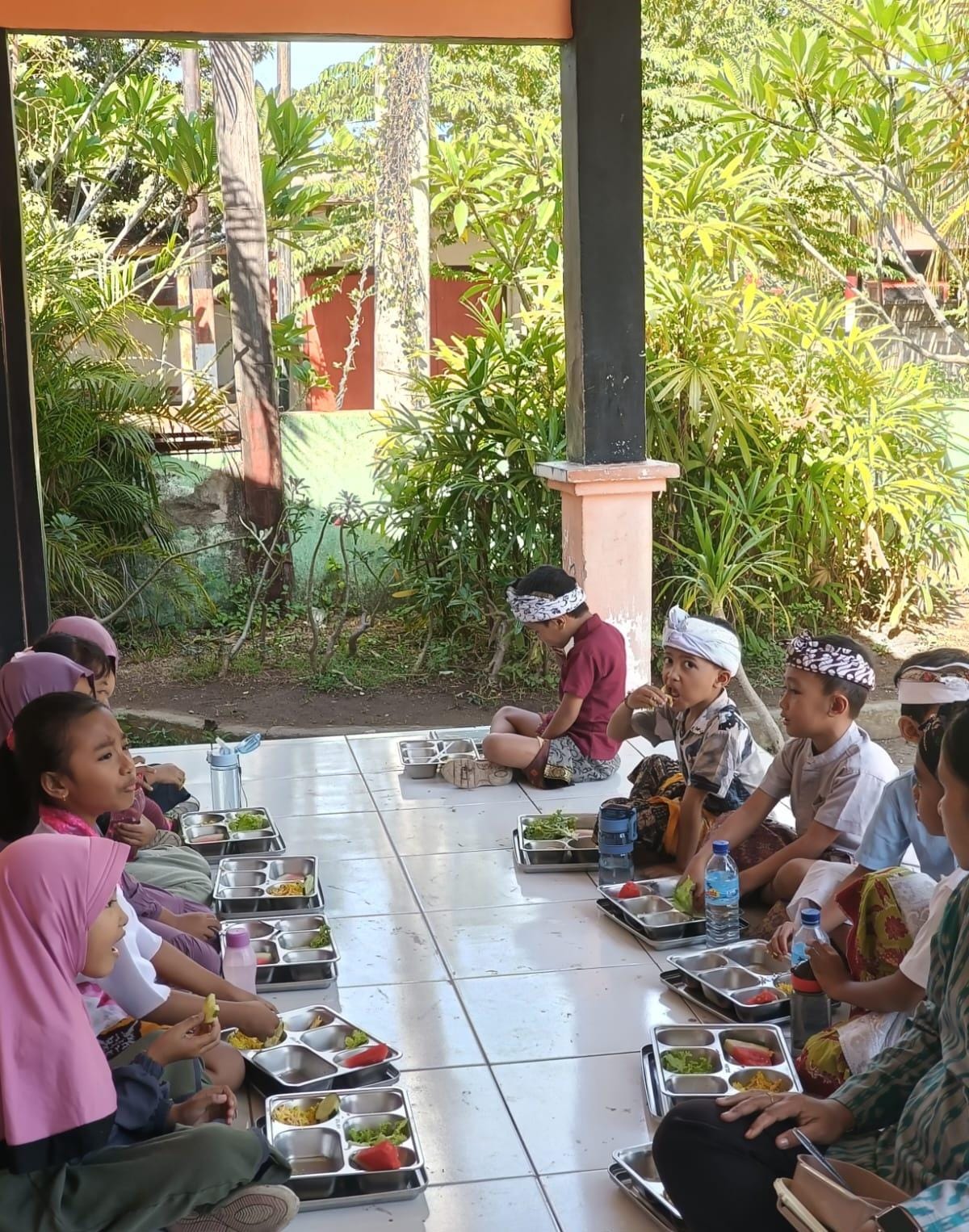 MAKIN LUAS: Siswa di salah satu sekolah di Kecamatan Tanjung menikmati menu MBG