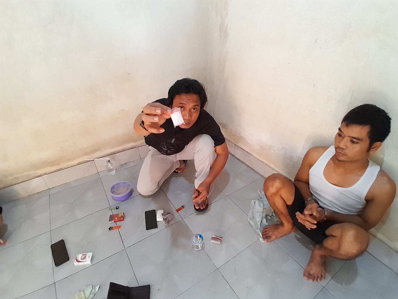 Tim Satresnarkoba Polres Lombok Timur saat menangkap dua orang terduga pelaku pengedar narkoba di Kelurahan Kelayu Selatan, Kecamatan Selong.