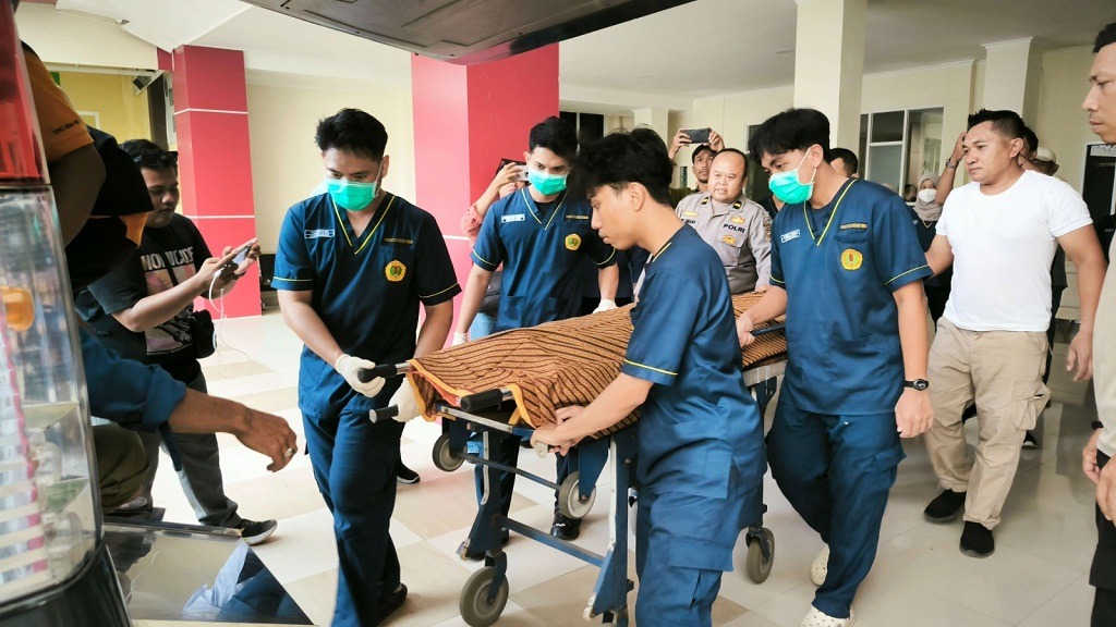 SUDAH DIMAKAMKAN: Sejumlah perawat membawa jenazah mahasiswi MVPN yang ditemukan meninggal di Pantai Nipah, KLU, usai dilakukan otopsi, beberapa waktu lalu.&nbsp;