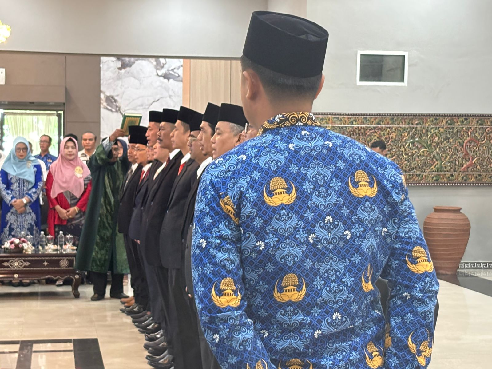 Pengambilan sumpah jabatan bagi pejabat eselon II yang dilantik oleh Gubernur NTB Lalu Muhamad Iqbal, Rabu (17/9).