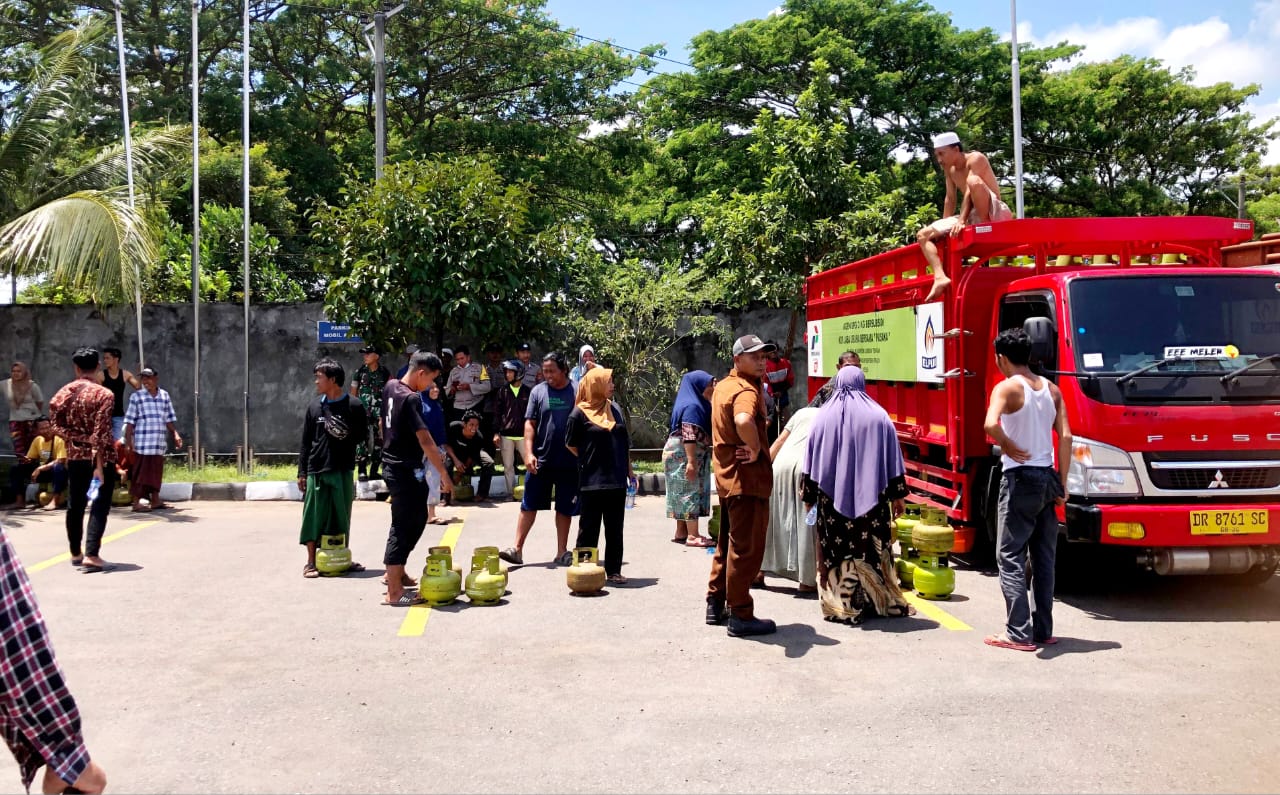 LANGKA: Sejumlah warga mendatangi SPPBE Kuripan meminta untuk bisa membeli gas elpiji subsidi, Rabu (17/9).