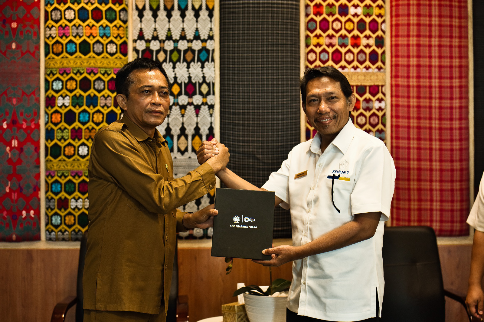 Kepala Kanwil DJP Nusra Samon Jaya (kanan) bertemu Bupati Lombok Tengah H Lalu Pathul Bahri, Senin (15/9).