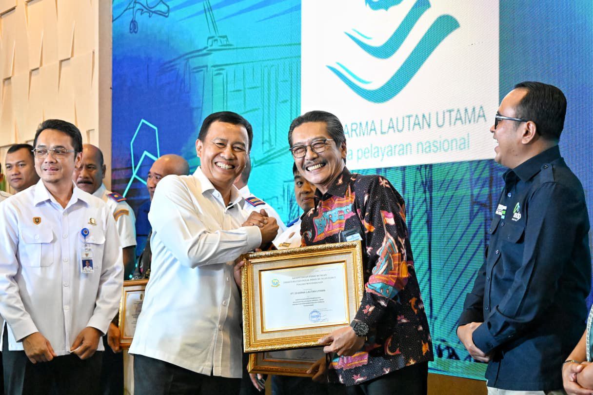 TERBAIK: Dirut PT DLU Erwin H Poedjono saat menerima penghargaan dari Kemenhub RI di Jakarta, Rabu (17/9).