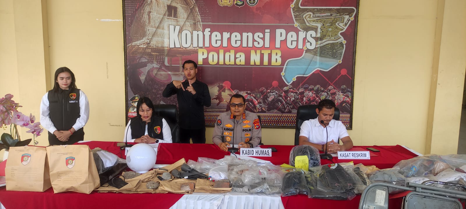 Konferensi pers penetapan tersangka kasus perusakan Mapolda NTB dan gedung DPRD NTB, Rabu (17/9).