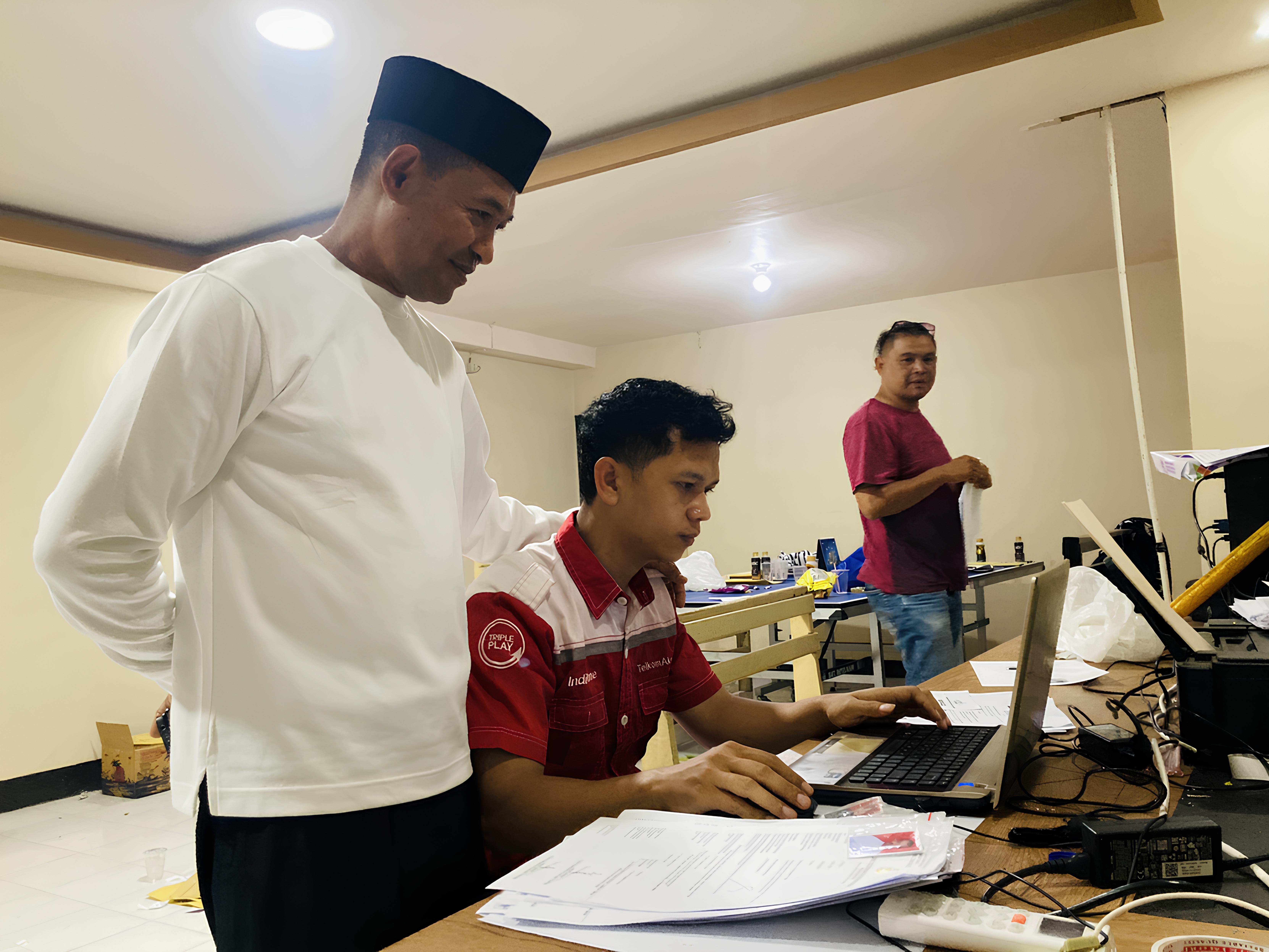 LEMBUR: Kasat Intelkam Polres Lotim AKP Abdul Haris (kiri) sedang memantau proses petugas yang lembur menyelesaikan pemberkasan penerbitan SKCK di Polres Lotim, Rabu (17/9).
