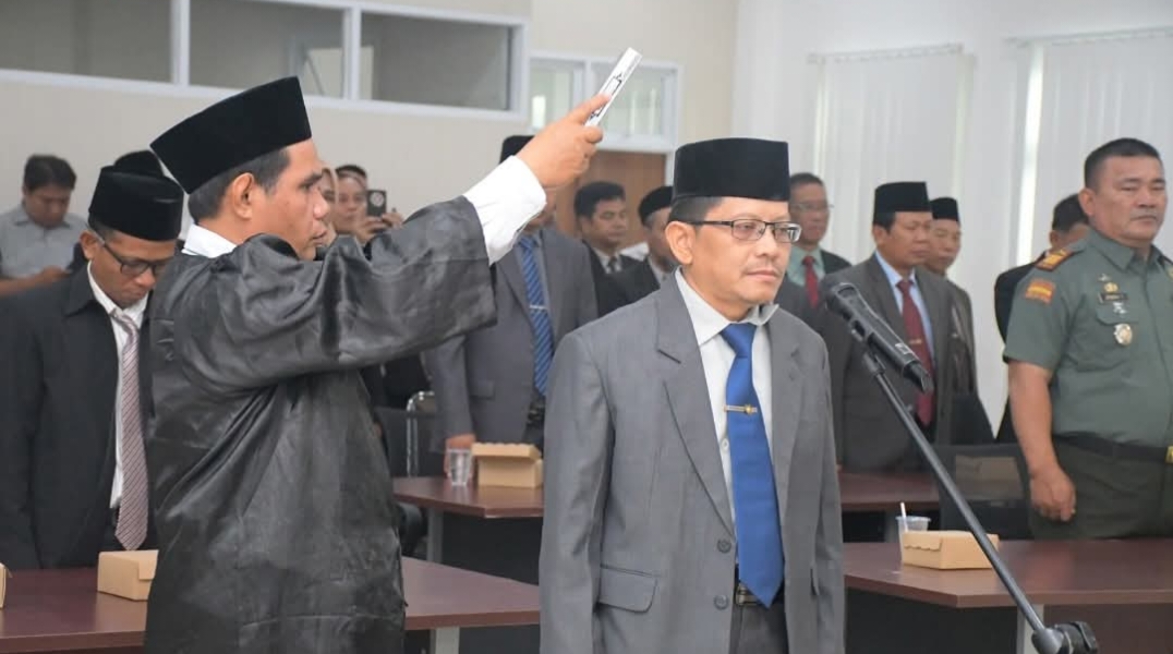 SAKRAL: Sahabudin mengucapkan sumpah saat dilantik sebagai Pj Sekda KLU oleh Bupati Najmul Akhyar