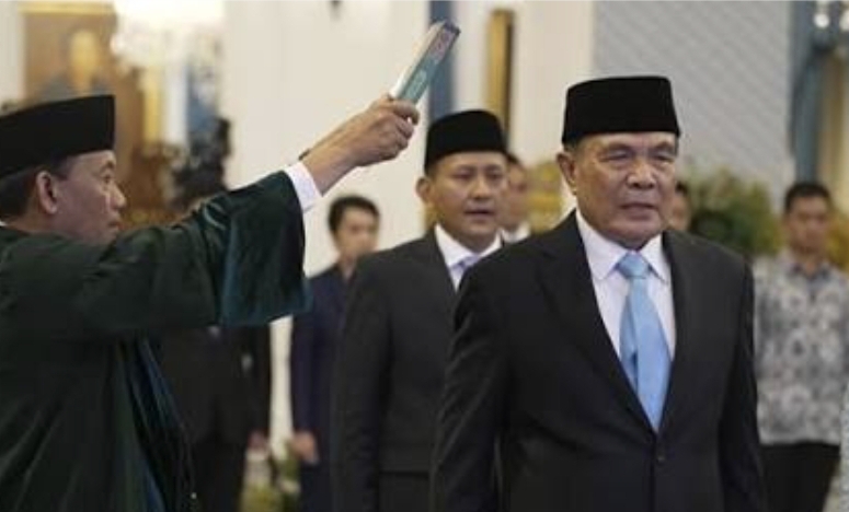Djamari Chaniago dilantik dalam reshuffle jilid ketiga Kabinet Merah Putih. Ia menggantikan posisi yang sempat kosong setelah Budi Gunawan dicopot. (istimewa)