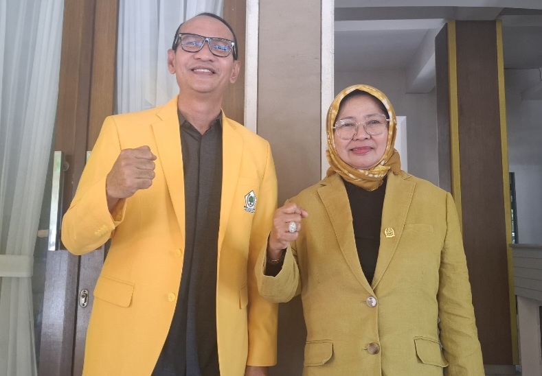 Ketua DPD I Golkar NTB Mohan Roliskana bersama Wakil Ketua Baiq Isvie Rupaeda usai rapat bersama pengurus di kantor DPD Golkar NTB, Rabu (17/9).