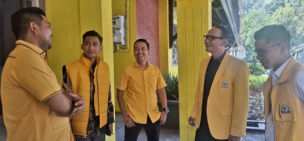 Ketua DPD I Golkar NTB Mohan Roliskana didampingi Sekretaris Firadz Pariskana dan Wakil Ketua Hamdan Kasim berbincang usai pertemuan dengan pengurus di kantor DPD Golkar NTB, Rabu (17/9).