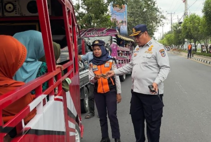 Kabid Dalops Arif Rahman saat memberikan edukasi pada pengendara yang terjaring razia, Jumat (29/8) lalu.