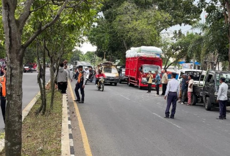 Kendaraan yang terparkir untuk di cek laik jalannya oleh tim gabungan dari Dishub dan Kepolisian pada Jumat (29/8) lalu.