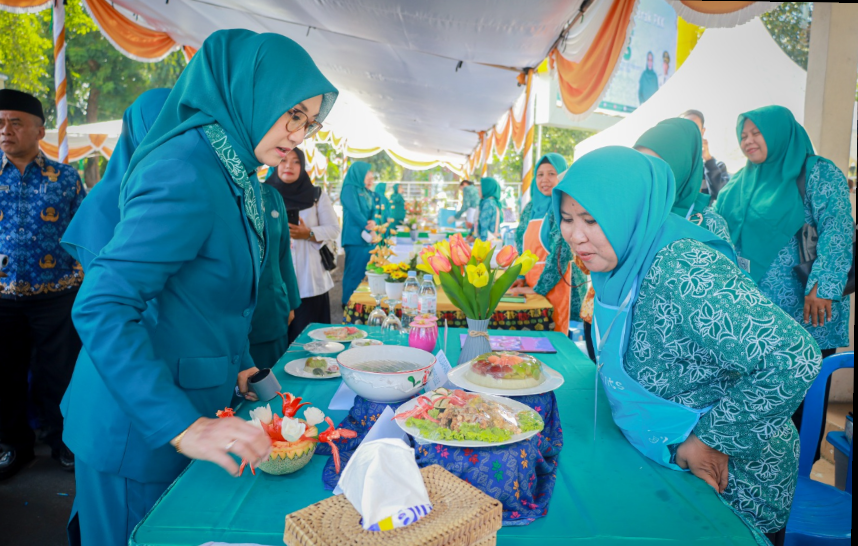 Ketua TP PKK Kota Mataram Kinnastri Mohan Roliskana meninjau hasil lomba kreasi kuliner kader PKK pada rangkaian HKG PKK ke-53 di Kota Mataram.