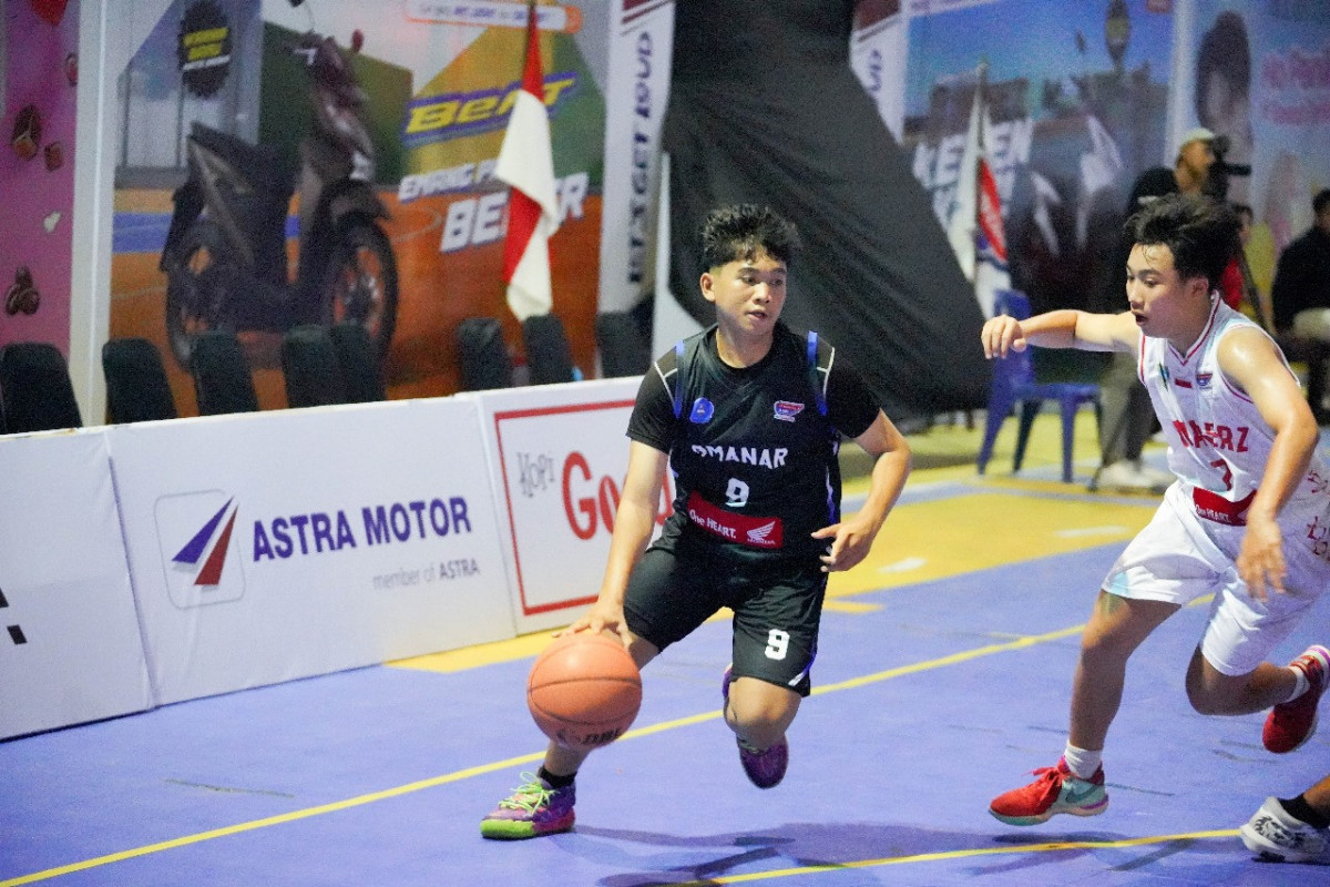 Pemain SMAN 1 Narmada membawa bola berusaha lolos dari hadangan pemain SMA Kesuma Cakranegara.