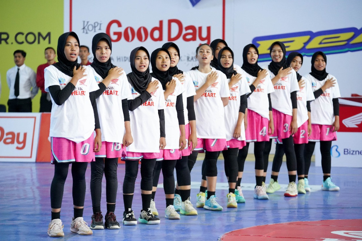 Endang Hidayah bersama tim putri SMAN 1 Sikur  jelang laga Honda DBL with Kopi Good Day 2025 West Nusa Tenggara.