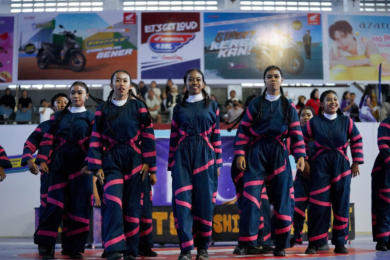 Tim SMAN 5 Mataram menampilkan dance dengan kisah inspiratif dalam Azarine DBL Dance Competition 2025 di West Nusa Tenggara.