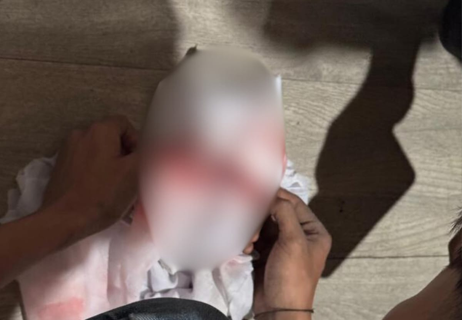 Anggota Polsek Ampenan dan warga mengevakuasi mayat bayi yang ditemukan di Pantai Selingkuh, Ampenan, Mataram, Selasa (16/9).