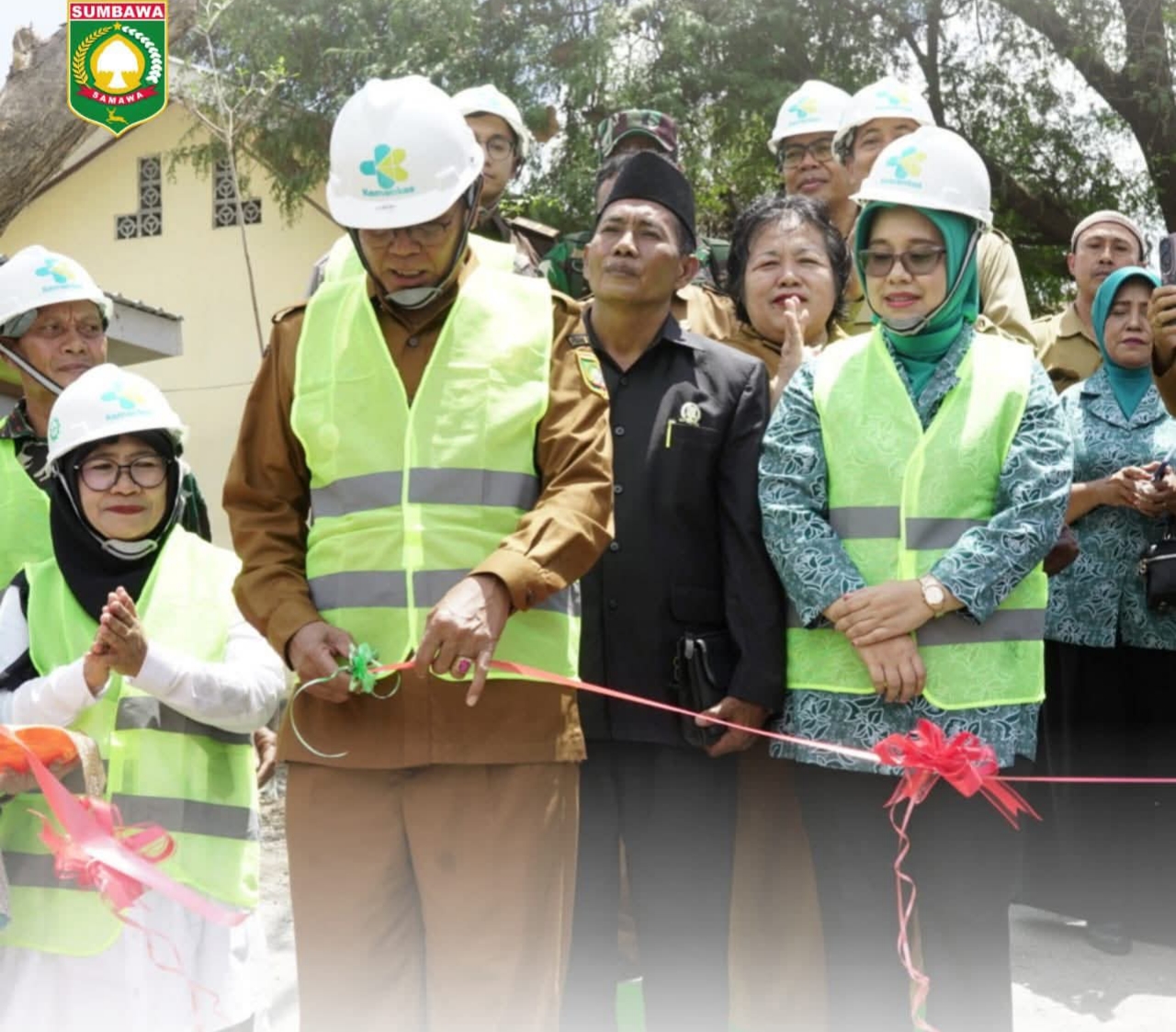 Bupati Sumbawa Syarafuddin Jarot meresmikan IPAL enam puskesmas, Selasa (16/9).