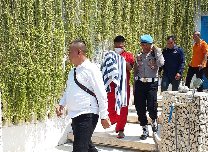 DIKAWAL: Tersangka kematian Brigadir Nurhadi, Ipda Haris Chandra berjalan saat melakukan proses rekonstruksi di salah satu vila di Gili Trawangan, beberapa waktu lalu.&nbsp;