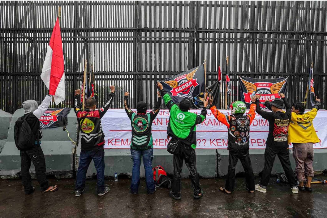 DEMO: Komunitas ojek online saat berunjukrasa di depan gedung DPR RI, Rabu (17/9).