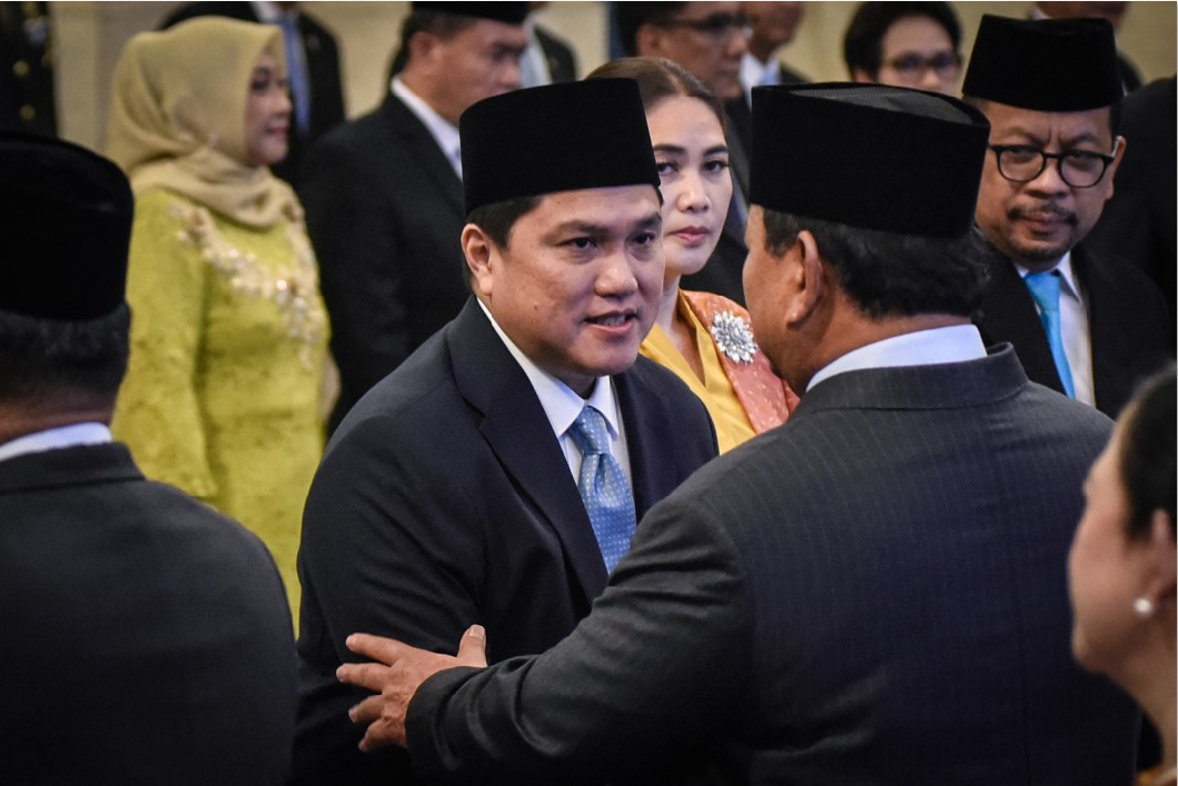 DIGESER: Menpora Erick Thohir (tengah) sedang berbicara dengan Presiden Indonesia Prabowo Subianto usai dilantik di Istana Kepresidenan di Jakarta, Rabu (17/9).