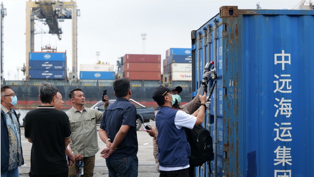 PERIKSA: Petugas melakukan pemeriksaan kontainer dari Filipina yang masuk di Tanjung Priok. Kontainer itu menunjukkan kontaminasi radioaktif Cesium-137.