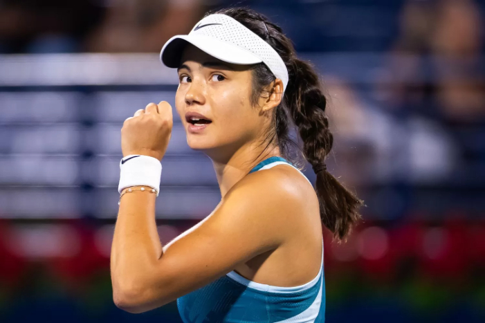 Emma Raducanu kalahkan Jaqueline Cristian di Korea Open 2025 lewat duel sengit 2 jam. Lolos ke babak kedua, Raducanu siap hadapi Barbora Krejcikova.