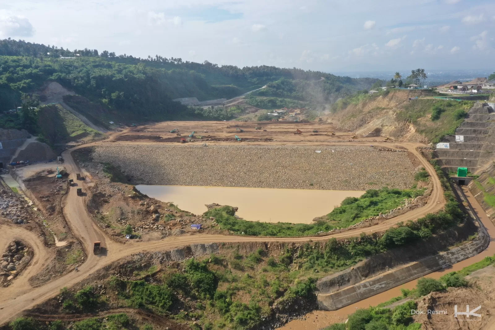 Tampak bendungan Meninting dari kamera atas yang difoto Hutama Karya, beberapa waktu lalu. (Istimewa/Lombok Post)