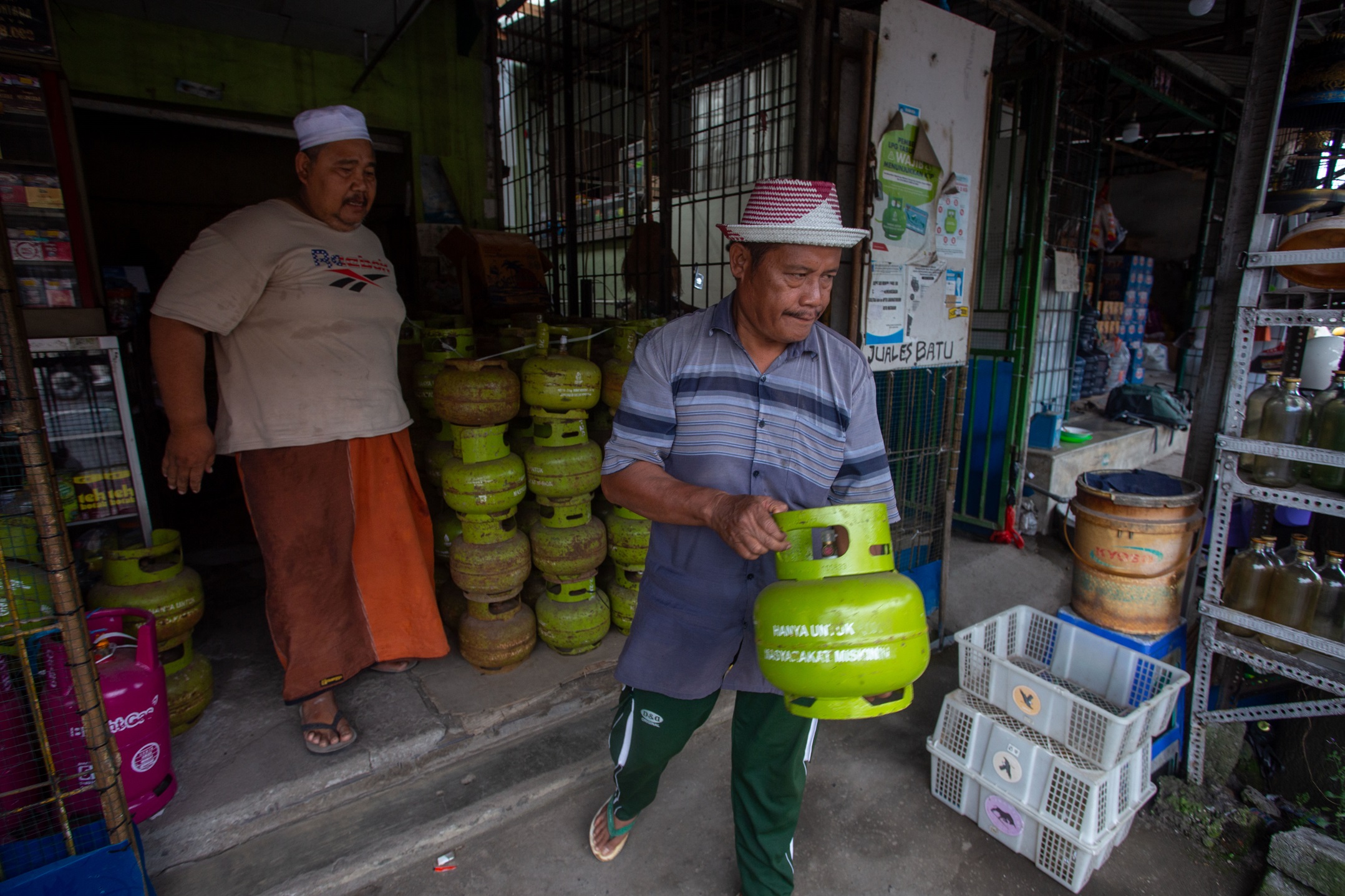 KEBUTUHAN UTAMA: Warga Kota Mataram yang membeli elpiji 3 kg, beberapa waktu lalu.