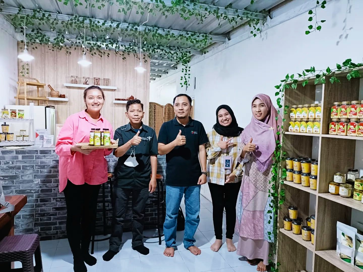Suasana kunjungan perwakilan Kemenparekraf RI ke UD Mekar Jaya untuk melihat produk Holisa di Lombok Tengah, beberapa waktu lalu.
