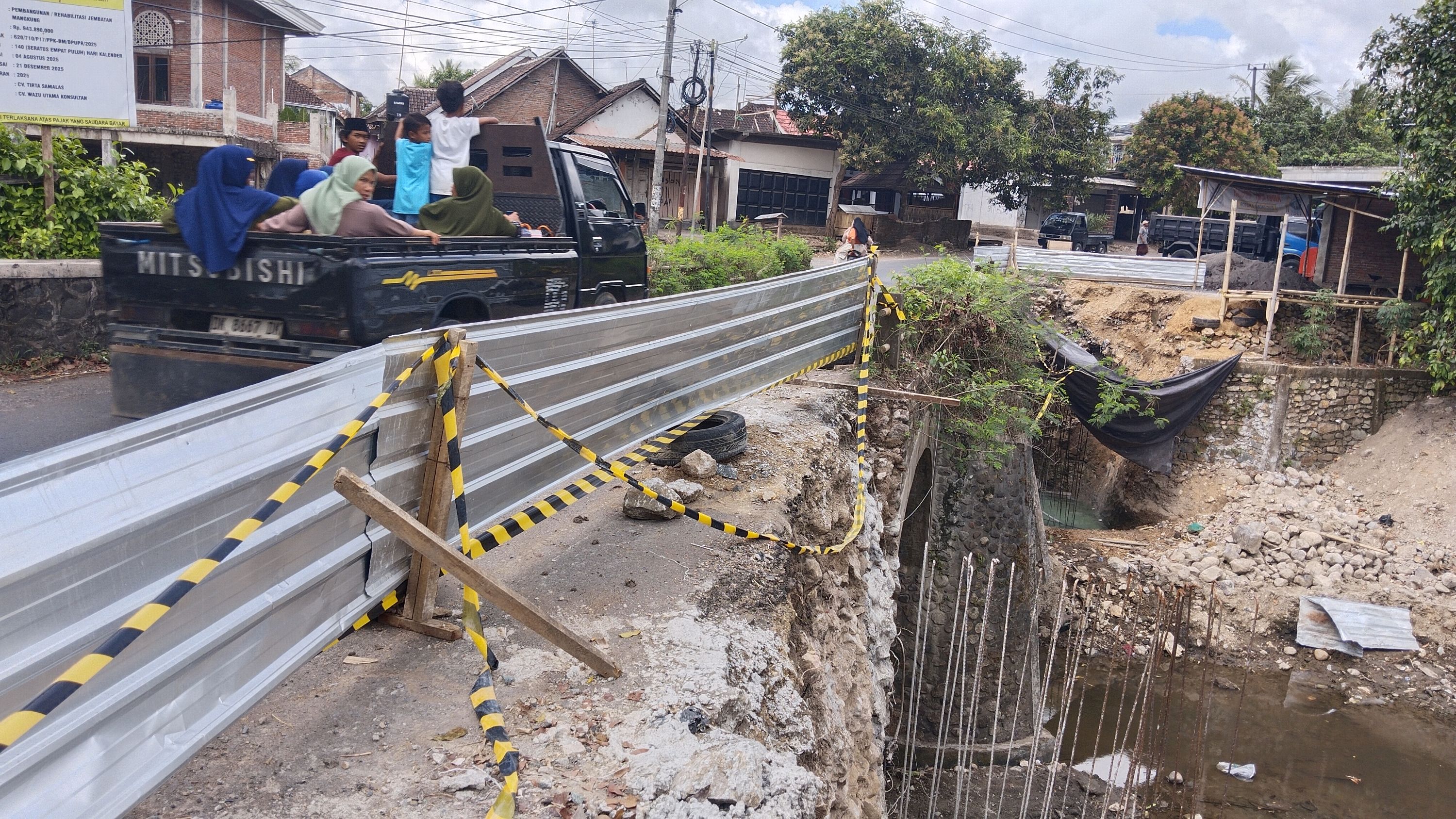 AKAN DIPERLEBAR: Sejumlah pengendara bermotor melintasi jembatan Mangkung yang sedang proses rehabilitasi oleh Pemkab Loteng, di Desa Mangkung, Praya Barat, Loteng, Rabu (17/9).