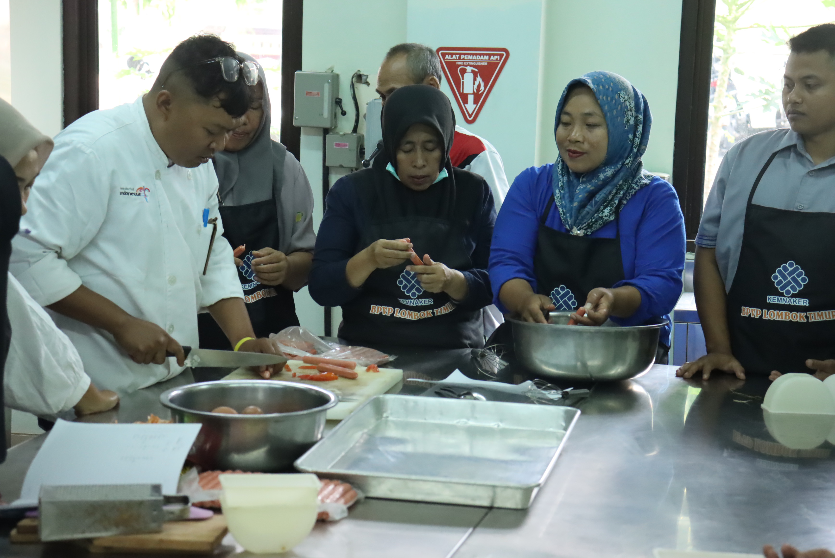 Sejumlah pengelola dapur sehat program Makan Bergizi Gratis di Lombok Timur saat dilatih memasak oleh Instruktur dari Balai Pelatihan Vokasi dan Produktivitas Lotim, Rabu (17/9)