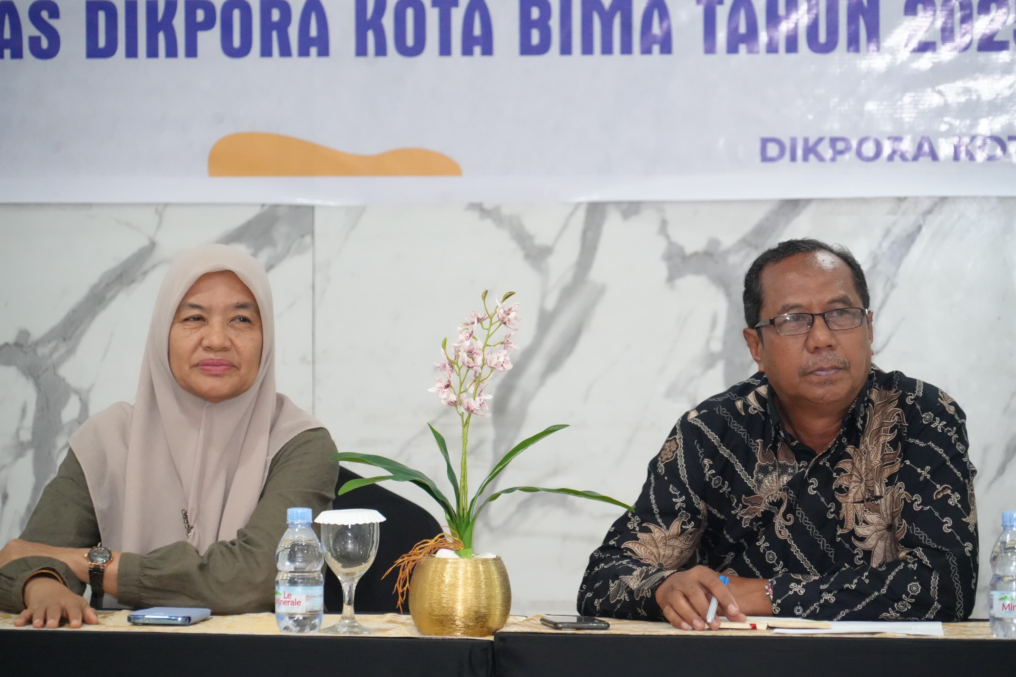 Pj Sekda Kota Bima Mariamah dan Kepala Dinas Dikbudpora Kota Bima Mahfud menghadiri forum konsultasi publik untuk menyusun standar pelayanan lingkup Kota Bima, beberapa hari lalu.