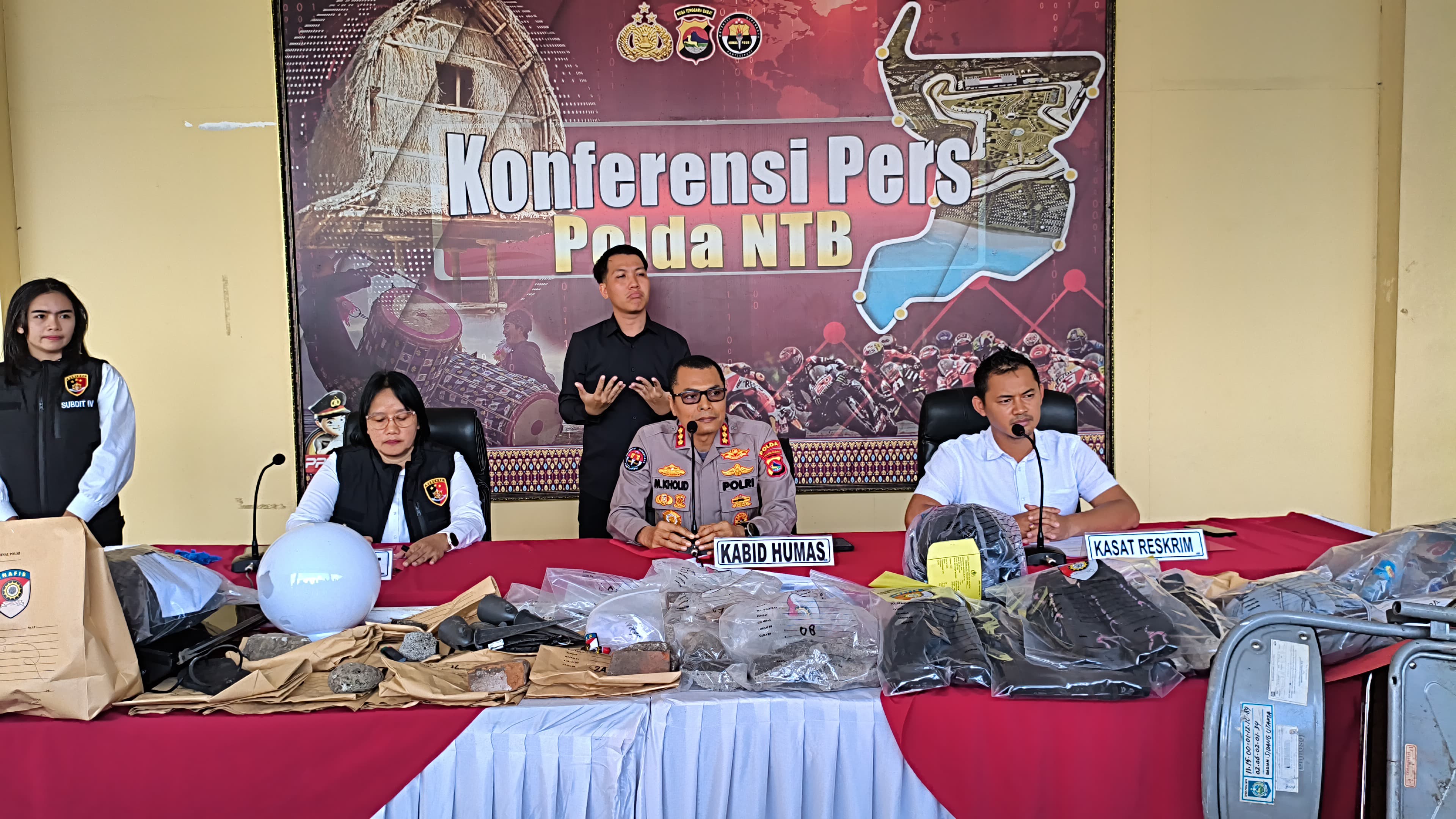 BERIKAN PENJELASAN: Kabid Humas Polda NTB Kombes Pol Muhammad Kholid (tengah) didampingi Plt Wadirreskrimum Polda NTB AKBP Ni Made Pujawati, dan Kasatreskrim Polresta Mataram AKP Regi Halili.