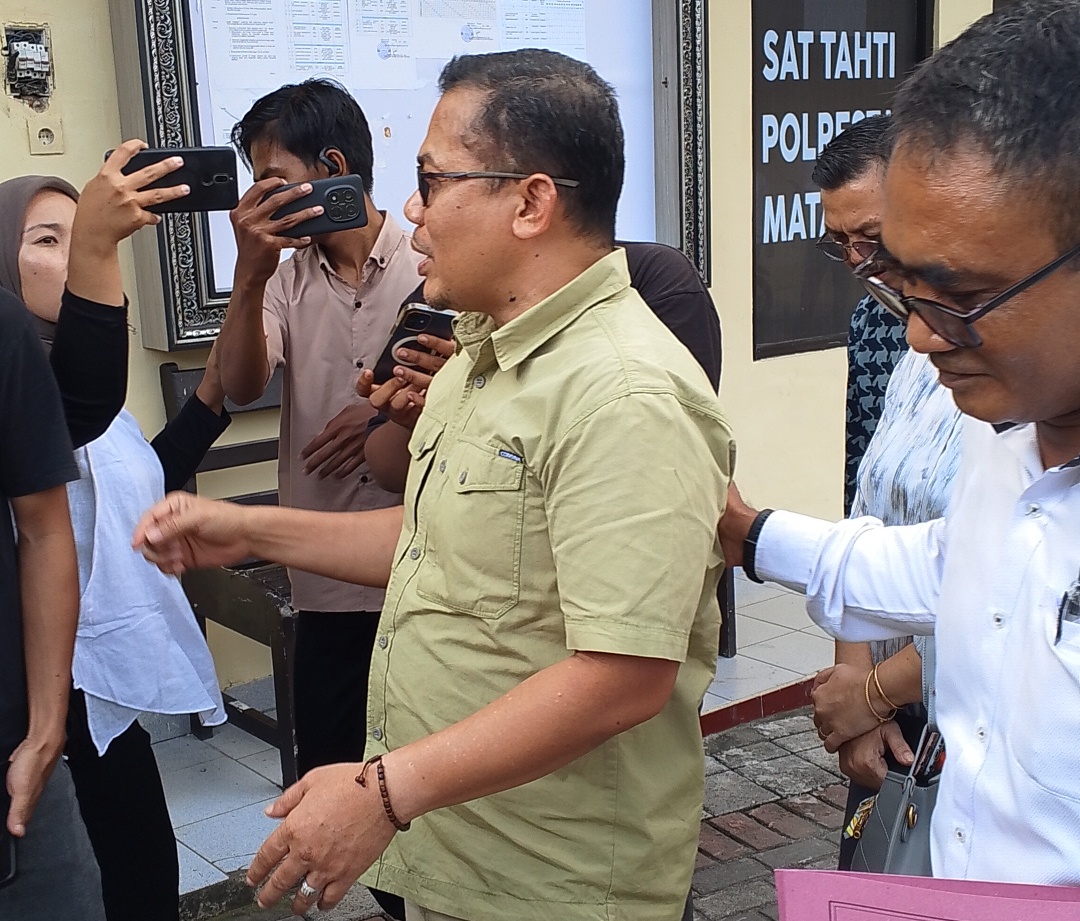 BERKAS BELUM LENGKAP: Tersangka korupsi pengadaan masker Covid-19 Wirajaya Kusuma digiring penyidik saat ditahan, beberapa waktu lalu.&nbsp;