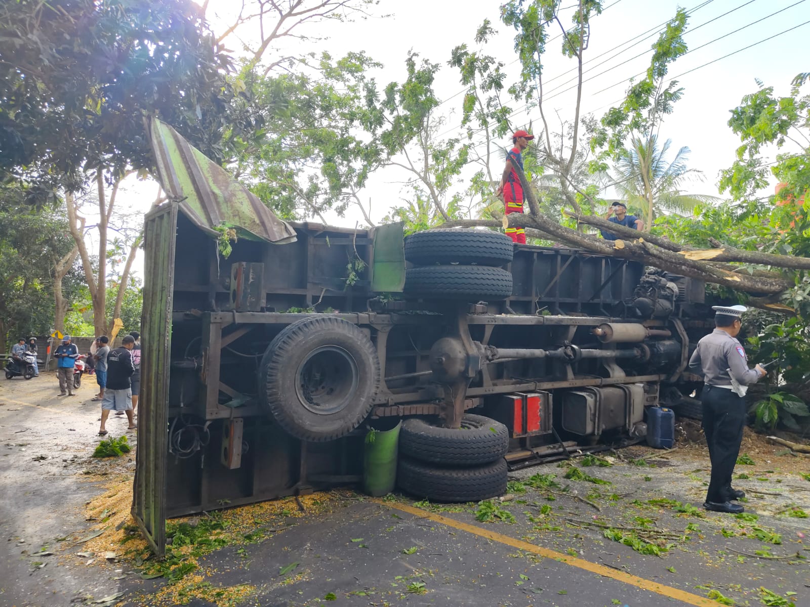 truk bermuatan jagung terbalik di Jalan Umum Jontlak, Praya Tengah, Lombok Tengah, Kamis, (18/9).