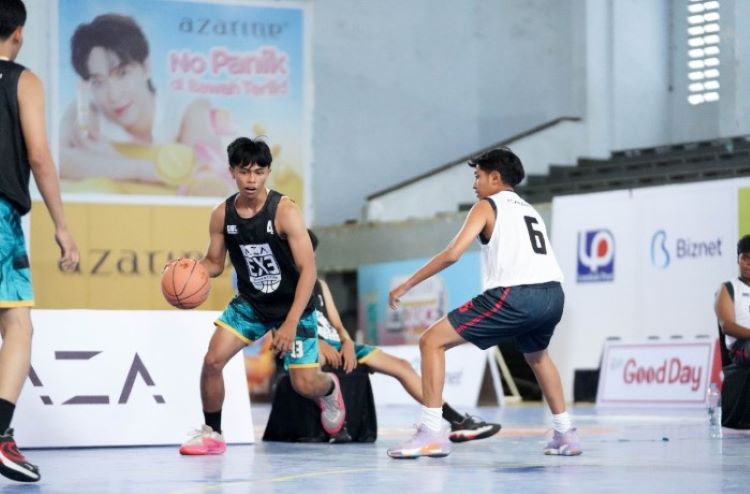 Potret pertandingan SMAN 9 Mataram Tim B (jersei terang) versus SMAN 2 Mataram (jersei gelap) di AZA 3X3 Competition 2025 West Nusa Tenggara.