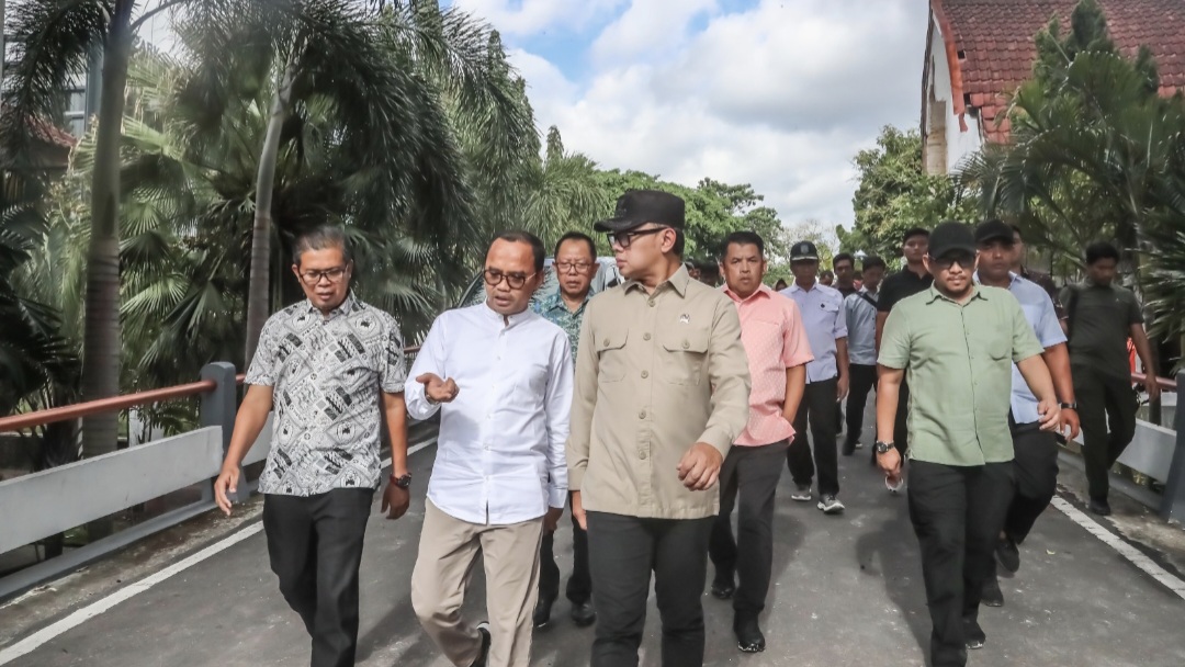 Wakil Menteri Dalam Negeri (Wamendagri) Bima Arya Sugiarto didampingi Wakil Ketua DPRD NTB Lalu Wirajaya turun meninjau kondisi kantor DPRD NTB, Sabtu (13/9.