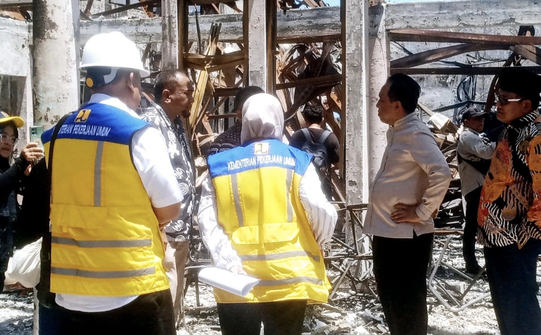 Anggota Komisi V DPR RI Mori Hanafi bersama Kepala BPBPK NTB Dades Prinandes dan Kepala Dinas PUPR NTB Sadimin turun mengecek kondisi kantor DPRD NTB, Sabtu lalu (13/9).