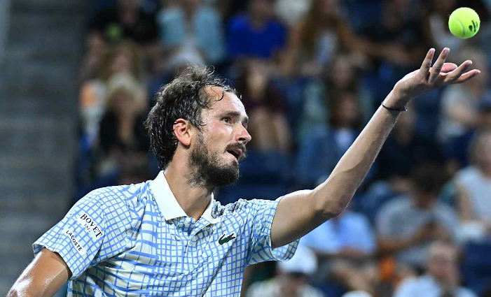 Daniil Medvedev siapkan kebangkitan di Lynk & Co Hangzhou Open 2025 dengan pelatih baru Thomas Johansson dan Rohan Goetzke.