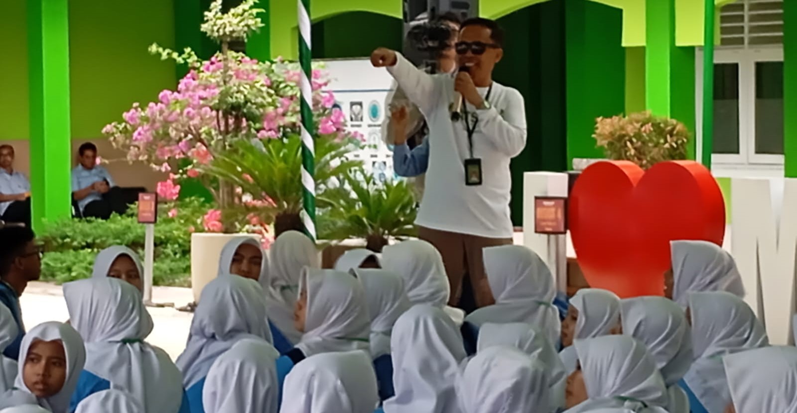 Kepala MAN 2 Mataram Lalu Syauki memberikan materi pada kegiatan di madrasah, belum lama ini. Siswa MAN 2 Mataram tembus simulasi sidang PBB internasional.