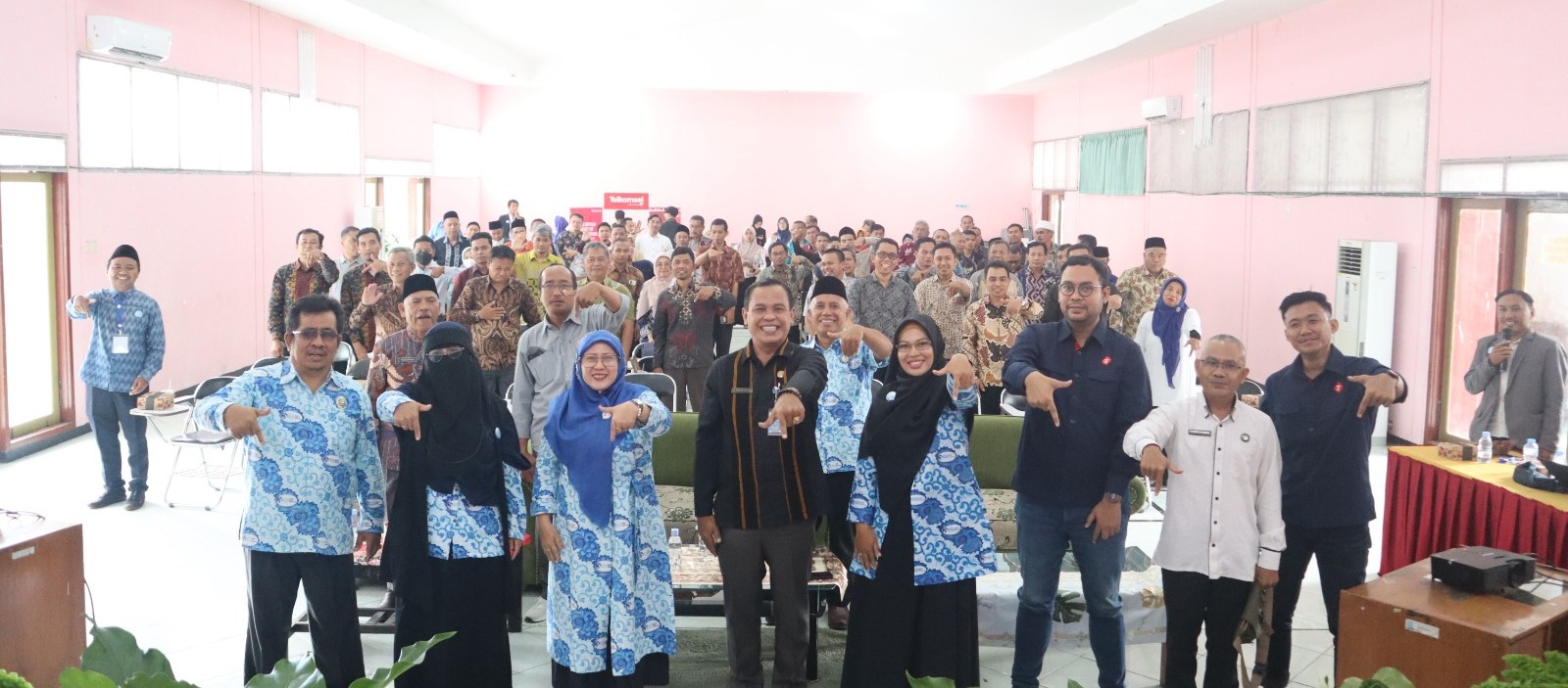 Ketua IGI NTB Nengah Istiqomah (tiga dari kiri/depan)  bersama kepala sekolah dan guru udai seminar peningkatan kapasitas di Gedung Pertemuan KCD Pendidikan dan Kebudayaan Lombok Timur, Kamis (18/9).