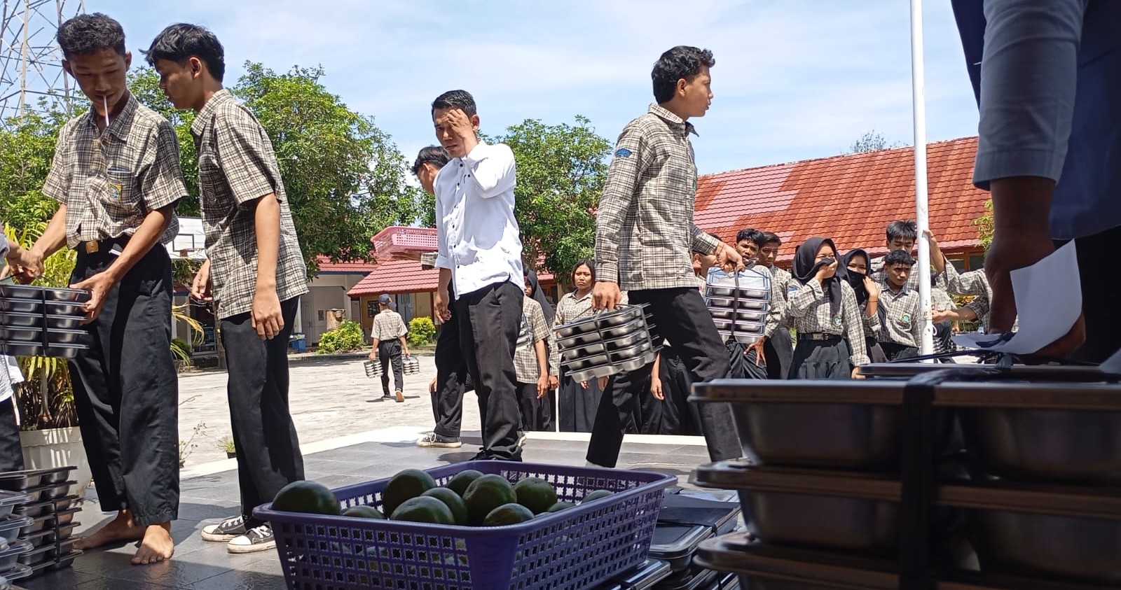 Siswa SMPN 17 Mataram mengambil paket MBG untuk dibawa ke kelas, belum lama ini. Program MBG di SMPN 17 Mataram bantu siswa yang belum sarapan.