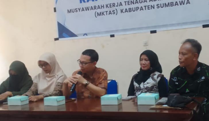 Ketua MKTAS NTB M Junaedi Adnan (pegang mik) sosialisasi  Kongres ATAS Indonesia VII di Pulau Sumbawa, pekan lalu. MKTAS NTB sosialisasi kongres ATAS ke Pulau Sumbawa.