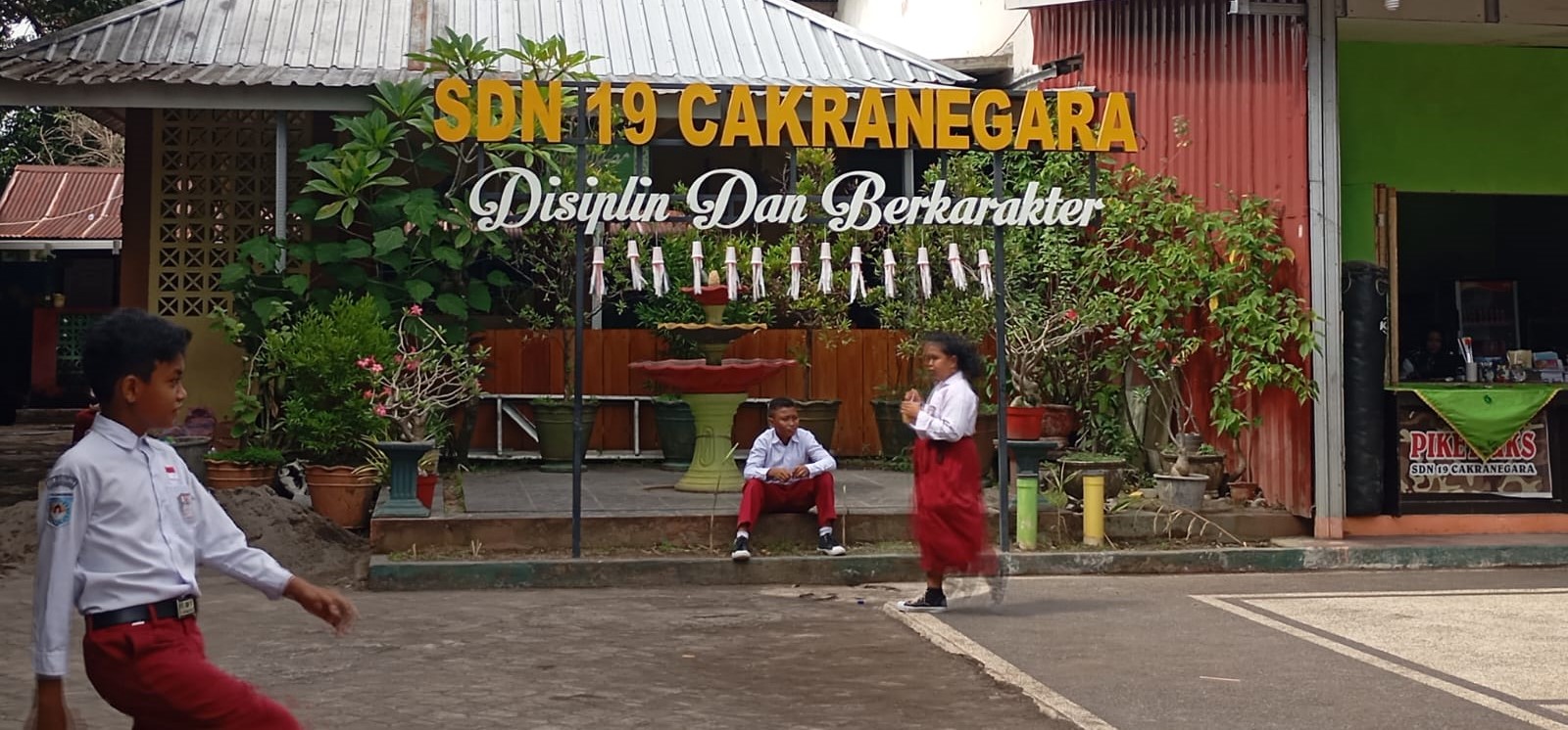 Sejumlah murid asyik bermain di halaman sekolah setempat, pekan lalu. SDN 19 Cakranegara ajak murid manfaatkan air leri untuk tanaman.