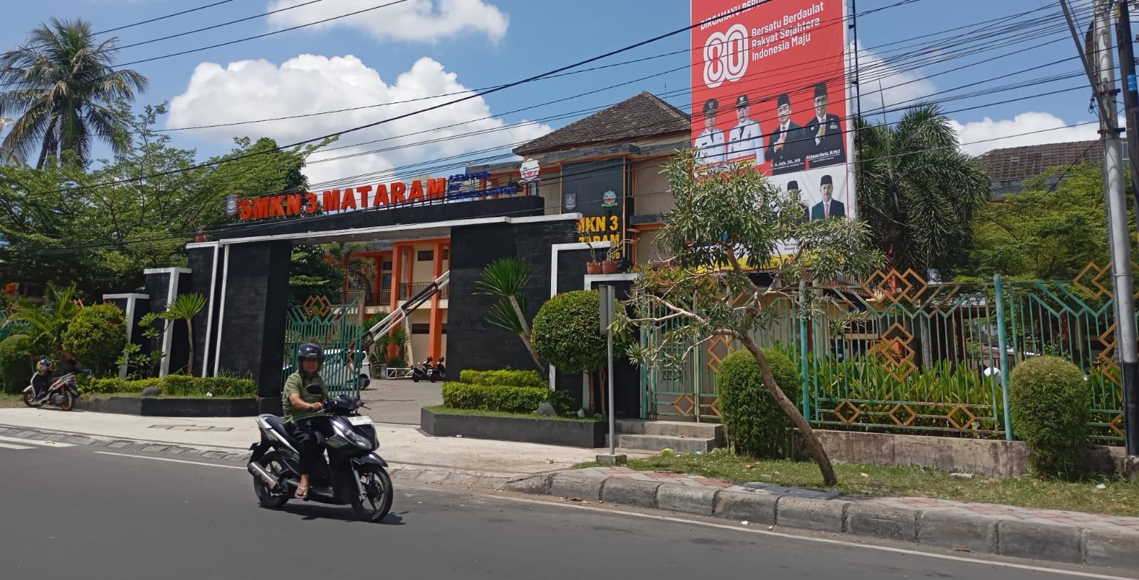 Seorang pengendara melintas di depan SMKN 3 Mataram, Kamis (18/9). Dikbud NTB tegaskan siswa pemegang KIP dan KKS tidak boleh dipungut biaya.