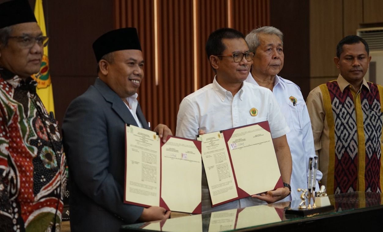 Pihak Unram dan UIN Raden Mas Said Surakarta menunjukkan MoU untuk memperkuat mutu pendidikan dan digitalisasi pembelajaran di Ruang Sidang Senat Unram, Selasa lalu (16/9).
