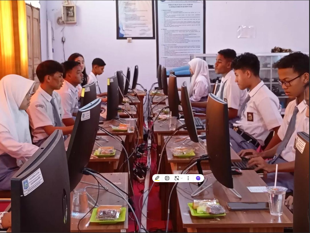 PROYEK PENGADAAN ALAT PERAGA MASIH BERJALAN: Sejumlah siswa belajar menggunakan komputer di salah satu sekolah, beberapa waktu lalu.&nbsp;