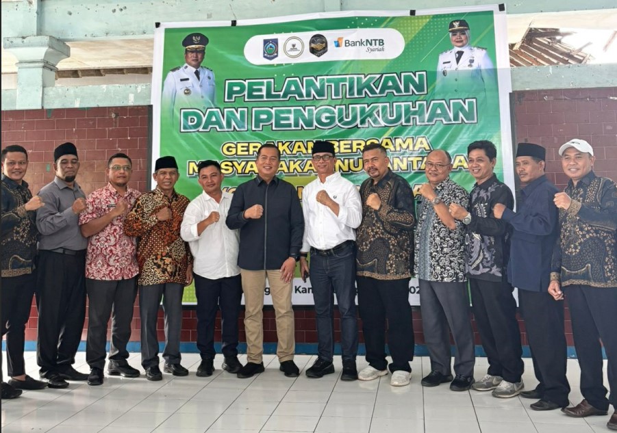LINGKUNGAN: Gubernur NTB Lalu Muhamad Iqbal (tujuh dari kanan), Plh Kepala Dinas LHK NTB Ahmadi (empat dari kanan) bersama sejumlah pejabat saat pengukuhan GEBER Nusantara.